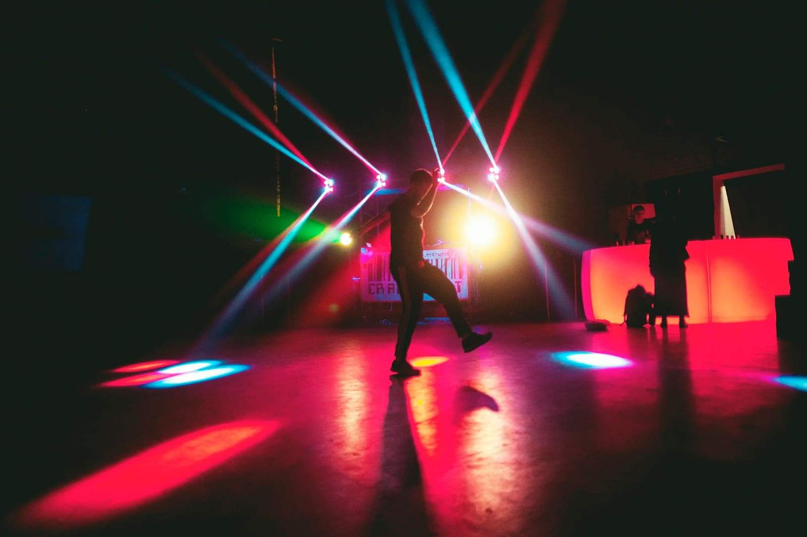 Silueta de una persona bailando