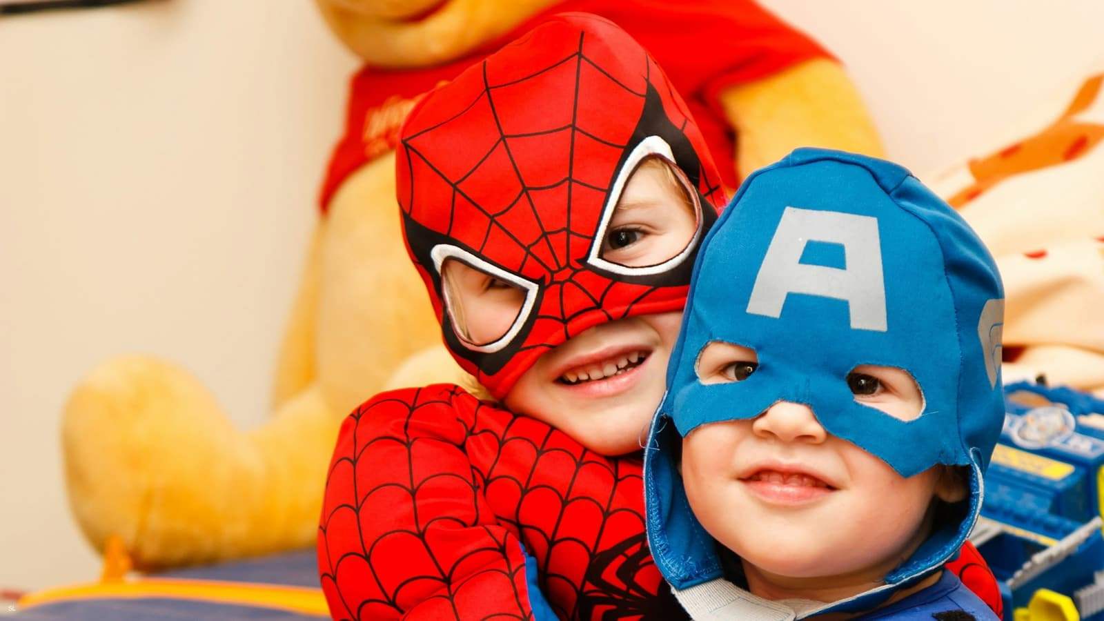 Niños disfrazados de superhéroes en una fiesta