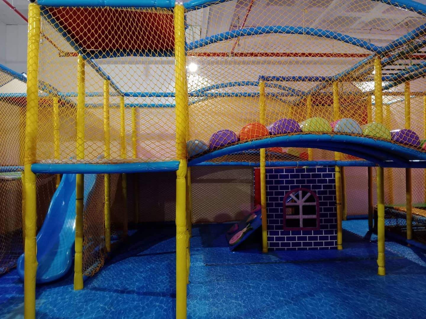 Parque de bolas de Camden Events con tubos amarillos, redes y toboganes