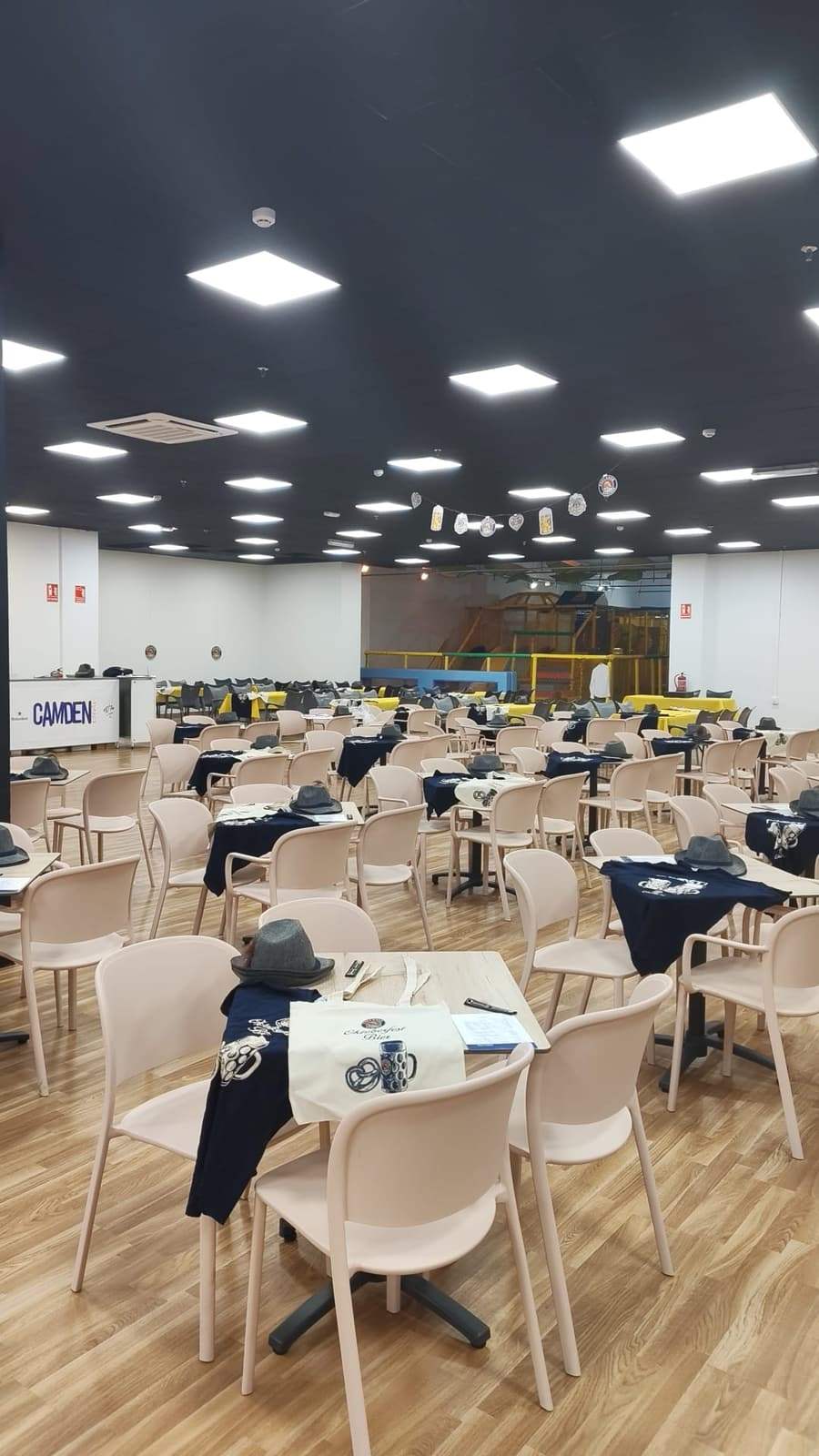 Salón de Camden Events montado con mesas y sillas