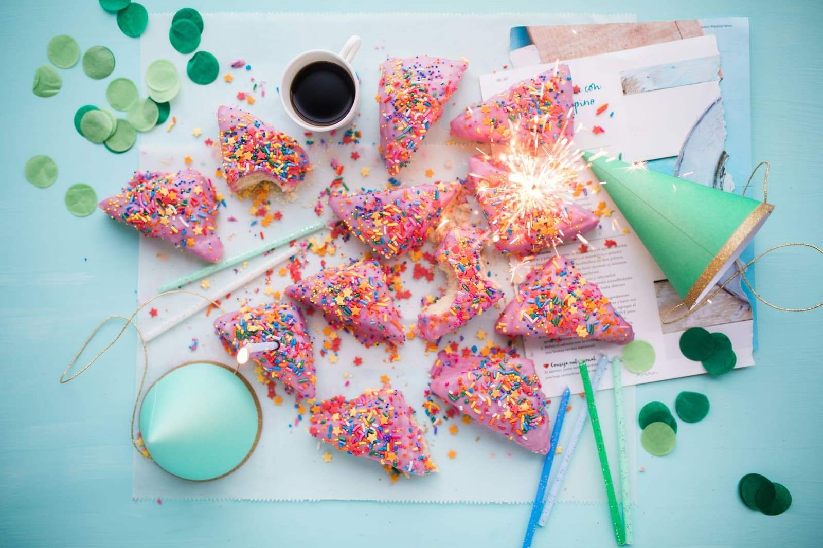 Porciones de tarta y gorro de fiesta